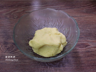 6、炼乳脆饼干,揉成湿润柔软的面团；