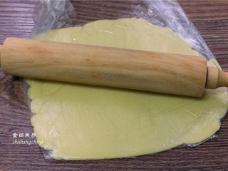 7、炼乳脆饼干,将面团装入保鲜袋内，用擀面杖擀成厚度约0.3-0.4cm 的薄片；