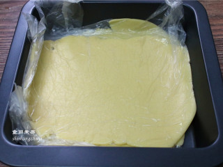 8、炼乳脆饼干,放冰箱冷冻30分钟；