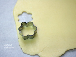 9、炼乳脆饼干,取出面皮，用饼干模具压出喜欢的花型，剩余的面皮碎料再捏成团，擀薄后继续压出饼干模，直至做完为止；