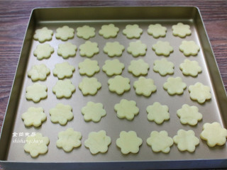 10、炼乳脆饼干,将饼干整齐排列在烤盘里；