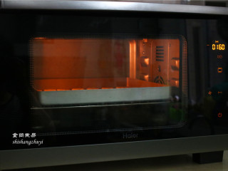 11、炼乳脆饼干,放入预热好的烤箱里，中层以160度，烘烤15分钟左右，饼干稍微上色即可，具体的烘烤时间按自家烤箱可适时调整。