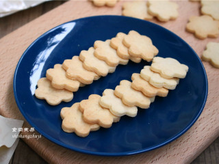 12、炼乳脆饼干,烘烤结束后，戴上隔热手套，将饼干取出，在室温下自动放凉，饼干放凉后才会有酥脆的口感。