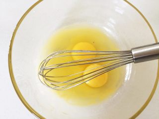 1、爆浆蓝莓玛芬—健康无添加,让酸酸甜甜的蓝,把玉米油(或软化的黄油,隔水加热融化)、白砂糖放入另一个大碗搅拌均匀,然后加入鸡蛋