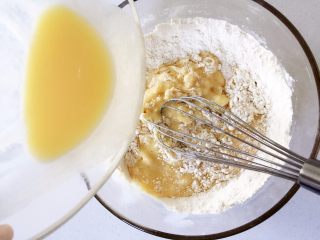 5、爆浆蓝莓玛芬—健康无添加,让酸酸甜甜的蓝,把步骤6中的“湿料”缓慢倒入步骤2中的“干料”,边倒边搅拌