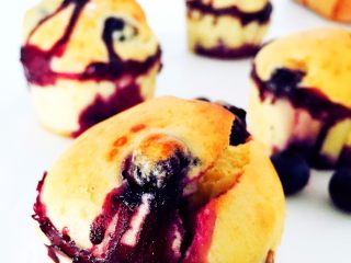 9、爆浆蓝莓玛芬—健康无添加,让酸酸甜甜的蓝,新鲜蓝莓在烘焙过程中会自动爆浆,整个蛋糕体都会有蓝莓酸甜的口感。