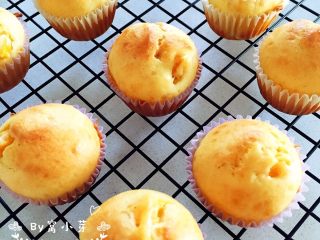 11、爆浆蓝莓玛芬—健康无添加,让酸酸甜甜的蓝,也可以将蓝莓换成芒果、红薯、葡萄干等,味道比较淡的食材可以多加一点,比如下面的芒果玛芬,同样的配比,小芽就加了差不多100g芒果丁