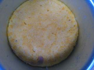 2、芒果流心慕斯,慕斯底放入大小相等的威风蛋糕,1公分左右厚度便可。(本来用消化饼干加黄油的,觉得不是很好,又试试这个了)