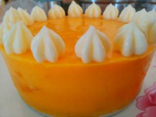 9、芒果流心慕斯,可以装上自己喜欢的花嘴开始裱花了