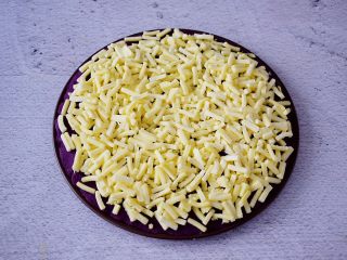 8、紫薯披萨,再撒上芝士碎