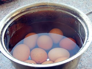 2、卤素菜,鸡蛋煮熟备用。