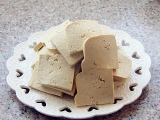 4、卤素菜,豆腐切成薄片。