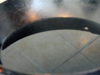 6、卤素菜,炒锅里放半锅油,大火烧热。