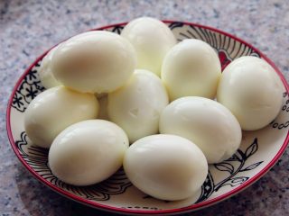 8、卤素菜,豆腐比较耐炸,在炸豆腐的过程中,把鸡蛋剥壳。