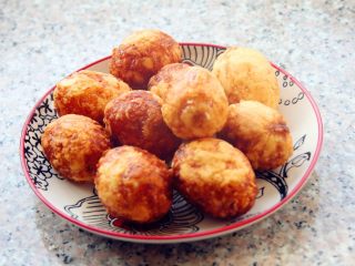 11、卤素菜,捞出鸡蛋,大概炸到这种程度就可以了。