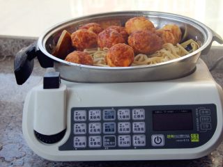 12、卤素菜,将所有原材料全部放到锅里,加入半锅水。