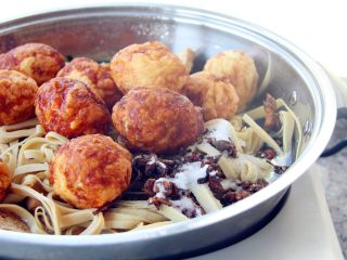 13、卤素菜,放入佐料。