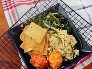 15、卤素菜,吃不完可以放到保鲜盒里,冰箱冷藏。