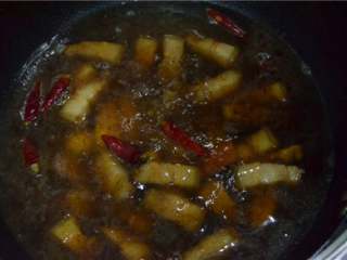 8、红烧肉,倒入热水,开大火烧开。