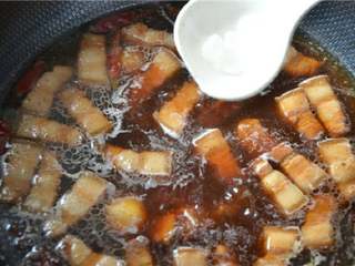 11、红烧肉,倒入冰糖。