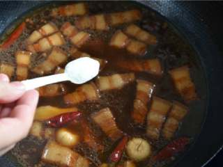 12、红烧肉,撒入食盐。