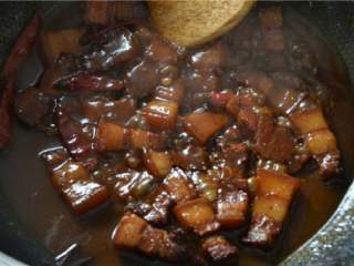 13、红烧肉,中小火烧1个半小时,然后开大火收汁即可。