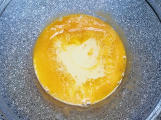 4、圣诞奶油蛋糕,加入牛奶和玉米油，搅打至蛋黄、牛奶和玉米油完全融合。