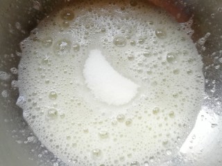 8、圣诞奶油蛋糕,加入三分之一的细砂糖。