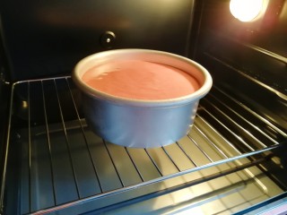 16、圣诞奶油蛋糕,送入预热好的烤箱，上下管150度烤15分钟。