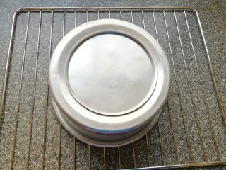 18、圣诞奶油蛋糕,时间到，从烤箱里取出模具(注意烫手)，垂直摔一下震出热气，倒扣在晾网上，凉透之后反过来脱模。