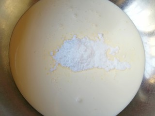 20、圣诞奶油蛋糕,淡奶油倒入打蛋盆里，加入糖粉。