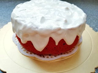 22、圣诞奶油蛋糕,将戚风蛋糕胚放在蛋糕板上，随意涂抹上打发好的奶油，使边缘呈现“积雪”状。