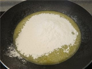 4、#不一样的泡芙@#闪电泡芙,筛入低筋面粉，拌匀到无干粉无颗粒状态