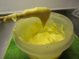 8、#不一样的泡芙@#闪电泡芙,搅拌好的面糊应该呈三角形顺滑状态。