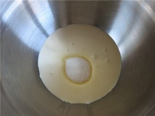 13、#不一样的泡芙@#闪电泡芙,将奶油加糖粉打发