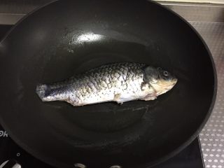2、鲫鱼浓汤,锅中倒入少许油，放入鲫鱼小火煎