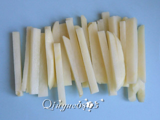 2、炸薯条（空气炸锅版）,把土豆切均匀的条