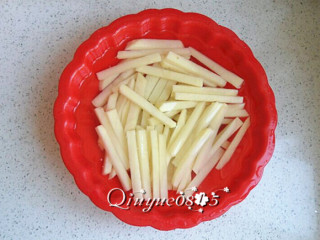 3、炸薯条（空气炸锅版）,土豆冲洗去淀粉，浸泡。