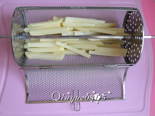 6、炸薯条（空气炸锅版）,放到烤笼内。