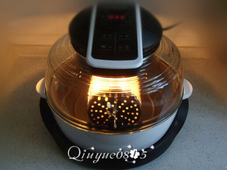 8、炸薯条（空气炸锅版）,盖上透明罩，设置为旋转功能、烘烤时间和温度。我设置的温度是165℃，时间25分钟（根据食物的量和自己喜欢食品的烘烤程度来设置）