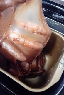 2、【可可果仁面包卷】,揉面半小时至能拉出薄膜。