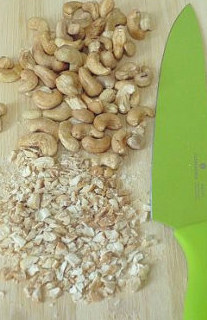 4、【可可果仁面包卷】,将腰果用刀切碎。