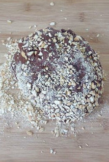 5、【可可果仁面包卷】,发好的面团取出，放在腰果碎上。