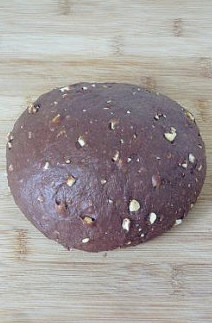 6、【可可果仁面包卷】,将腰果碎加入面团中揉匀。