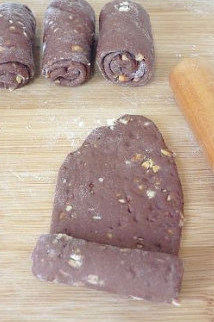 7、【可可果仁面包卷】,将面团分割成每40克/个的小面团，再分别擀薄后卷起两次。