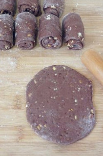 8、【可可果仁面包卷】,然后将面卷再擀成长圆形。