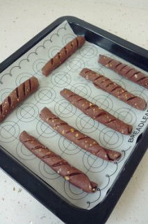 10、【可可果仁面包卷】,全部卷好后放入烤盘，低温40度的烤箱中做二次发酵。