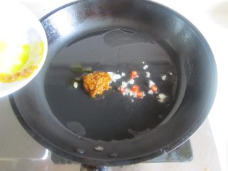 4、酸汤肥牛,烧热锅， 放入少许油， 下入黄辣椒酱和葱姜蒜末翻炒；