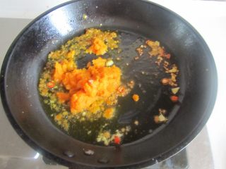 5、酸汤肥牛,再加入准备好的南瓜泥一起翻炒；