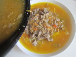 13、酸汤肥牛,将汤汁浇淋在肥牛上， 再在上面点缀点香菜叶红椒末。